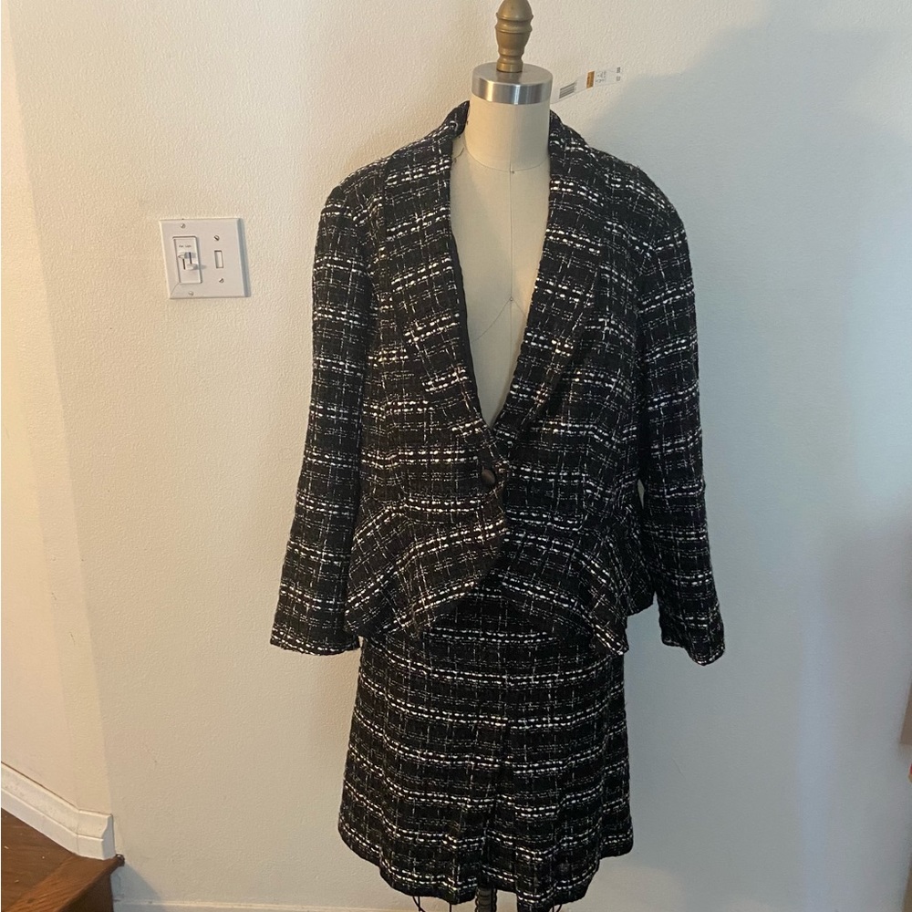NEW Jones New York Collection Black/Ivory Suit with Slight Sparkle - Size 16W.